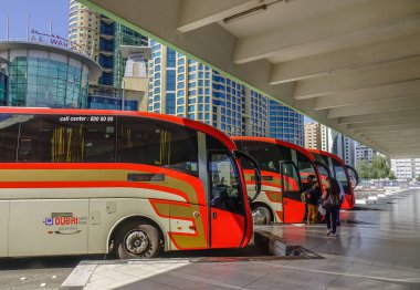 Dubai, Birleşik Arap Emirlikleri - 6 Aralık 2018. Dubai, Birleşik Arap Emirlikleri otobüs durağında. Otobüs Dubai veya Abu Dabi ziyaret için uygun araçlar biridir.