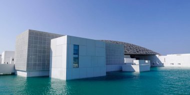 Abu Dhabi, Birleşik Arap Emirlikleri - 8 Aralık 2018: Muhteşem ve benzersiz bir dış kubbe ve deniz lagün ile Louvre Abu Dabi Müzesi.