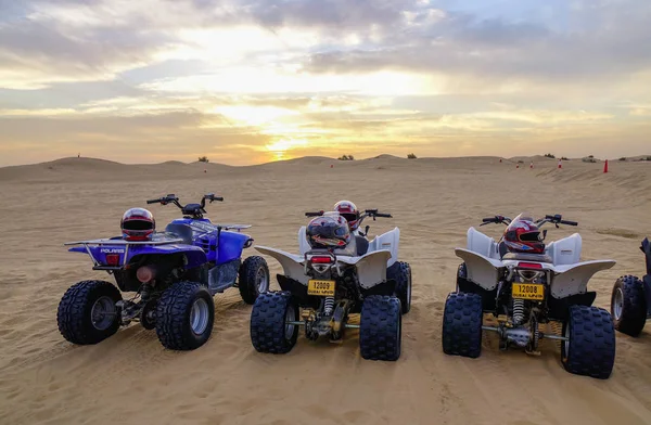 Dubai, Birleşik Arap Emirlikleri - 5 Aralık 2018. Quadbike Dubai çöl üzerinde sürme. Quad bisiklet sürme unutulmaz bir deneyim zaman Dubai ziyaret olduğunu.