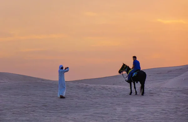 Dubaj Zea Grudnia 2018 Jazda Camel Pustyni Dubai Zachodzie Słońca — Zdjęcie stockowe