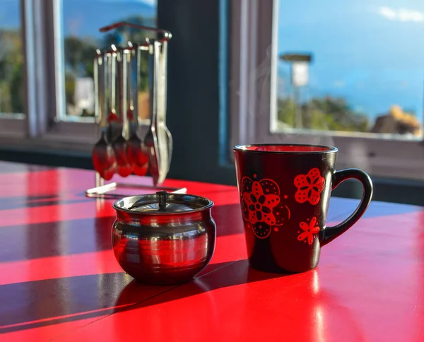 Φλιτζάνι Καφέ Κόκκινο Τραπέζι Ηλιόλουστο Φωτισμό Από Παράθυρο — Φωτογραφία Αρχείου
