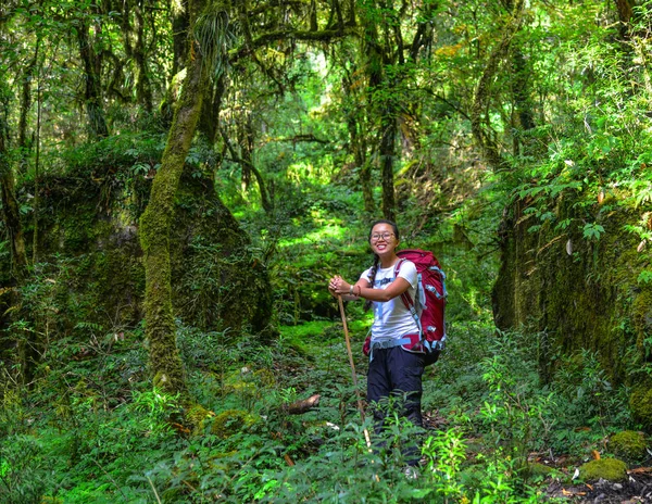 Khopra, Nepal - 22 Ekim 2017. Sırt çantası konumu üzerinde iz, Annapurna devre Trekking Khopra, Nepal olan genç bir kadın.