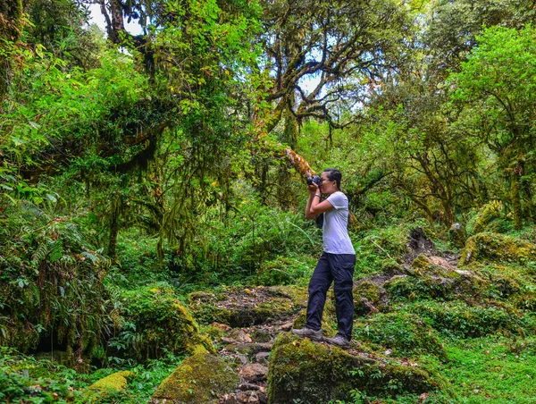 Khopra Nepal Okt 2017 Ung Kvinna Stå Och Bilder Trail — Stockfoto