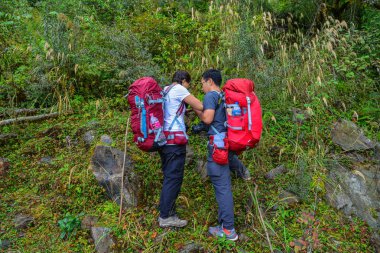 Khopra, Nepal - 22 Ekim 2017. Bir çift üzerinde iz, Annapurna devre Trekking Khopra, Nepal yürüyüş sırt çantası ile.