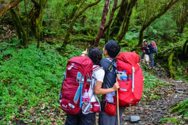 Khopra, Nepal - 22 Ekim 2017. Gençler üzerinde iz, Annapurna devre Trekking Khopra, Nepal yürüyüş sırt çantası ile.