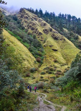 Khopra, Nepal - 22 Ekim 2017. Genç gezginler ile üzerinde iz, Annapurna devre Trekking Khopra, Nepal yürüyüş sırt çantası.