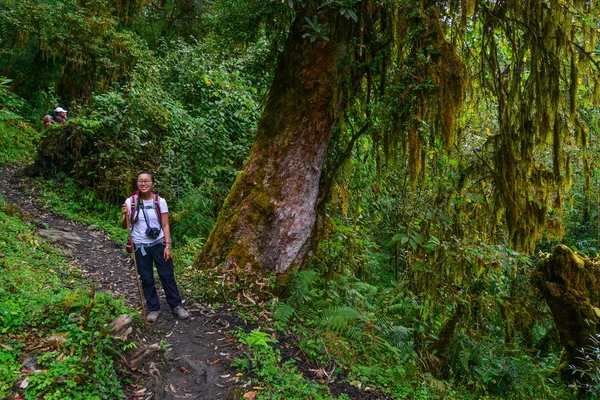 Khopra Nepal Okt 2017 Ung Kvinna Med Leende Stående Trail — Stockfoto