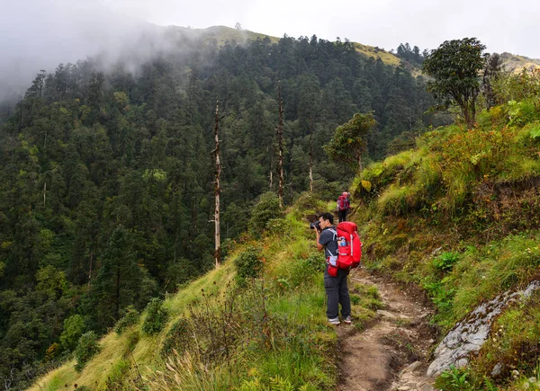 Khopra Nepal Oct 2017 Young Travelers Backpack Walking Trail Annapurna — Stock Photo, Image