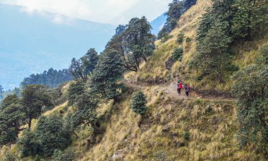 Bir çift üzerinde iz, Annapurna devre Trekking Khopra, Nepal yürüyüş sırt çantası ile.