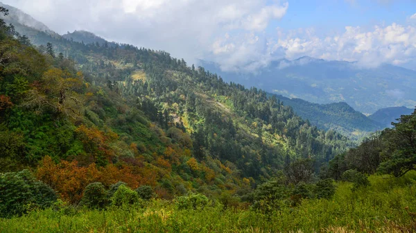 Θέα Στο Βουνό Στην Ηλιόλουστη Μέρα Στην Ποκάρα Νεπάλ — Φωτογραφία Αρχείου