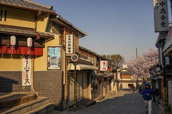 Kyoto, Japonya - 7 Nisan 2014. İnsanlar Kyoto, Japonya için Old Town ziyaret edin. Kyoto Japonya imparatorluk başkenti bin yıldan uzun bir süre oldu..