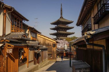 Kyoto, Japonya - 7 Nisan 2014. Old Town Kyoto, Japonya ahşap tapınakta. Kyoto Japonya imparatorluk başkenti bin yıldan uzun bir süre oldu..