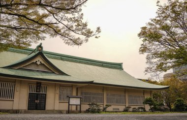 Osaka, Japonya - 7 Nisan 2014. Osaka Kalesi (Osakajo) tapınakta bahar zamanında. Kalenin Japonya en ünlü yerlerinden biridir.