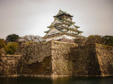 Osaka Kalesi (Osaka-jo) görünümü. Kalenin Japonya'nın en ünlü yerlerinden biridir.