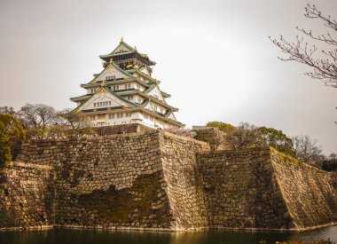 Osaka Kalesi (Osaka-jo) görünümü. Kalenin Japonya'nın en ünlü yerlerinden biridir.