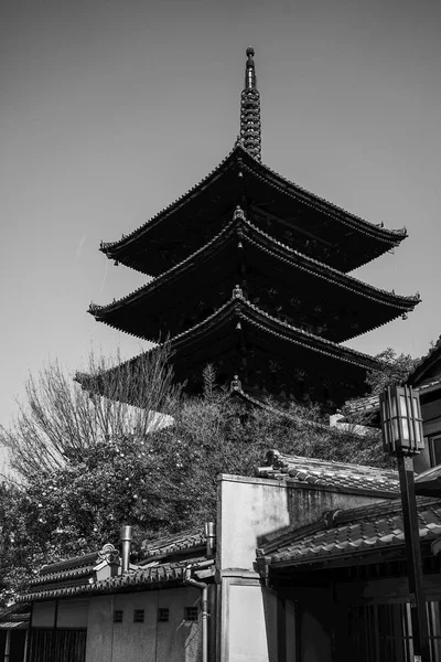 日本京都 2014年4月7日 日本京都老城区的木庙 京都是日本一千多年的帝国首都 — 图库照片