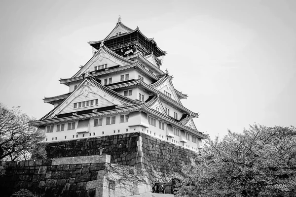 日本大阪 2014年4月7日 在春日可以欣赏大阪城 大阪町 的景色 这座城堡是日本最著名的地标之一 — 图库照片
