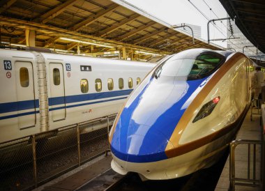 Osaka, Japonya - 14 Ağustos 2014. Japonya'nın Osaka tren istasyonunda durdurma Shinkansen tren. Shinkansen yüksek hızlı demiryolu hatları Japonya'da bir ağdır.