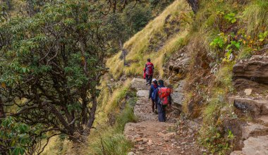 Sırt çantası üzerinde iz, Annapurna devre Trekking Khopra, Nepal yürüyüş grubu.