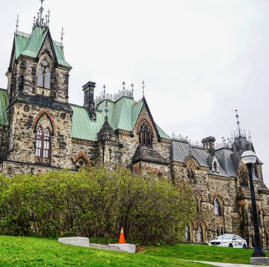 Ottawa, Kanada - 14 Mayıs 2017. Parlamento binaları görünümünü. Tarihi, neo-Gotik binalar görkemli Ottawa nehre bakan bir tepe üzerinde dik dur.
