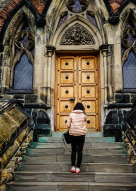 Asyalı kadın, Ottawa, Kanada'daki eski şehir yürüyüş.