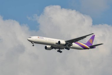 Bangkok, Tayland - 21 Nisan 2018. Bangkok Suvarnabhumi Havaalanı (Bkk açılış Tay Airways bir Boeing 777-300 uçağı)