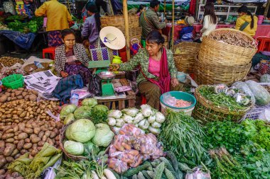 Taunggyi, Myanmar - 8 Şubat 2018. Taunggyi, Myanmar kırsal pazarında sebze satan satıcı. Taunggyi Doğu Myanmar büyük şehridir.