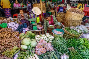 Taunggyi, Myanmar - 8 Şubat 2018. Taunggyi, Myanmar kırsal pazarında sebze satan satıcı. Taunggyi Doğu Myanmar büyük şehridir.