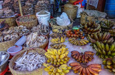 Yangon, Myanmar kırsal Market kuru balık satan muz.