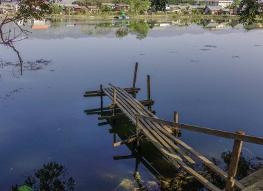 Ahşap köprü Inle Gölü, Myanmar '. Inle Gölü Myanmar Mandalay güneydoğusunda ortasında sığ bir göldür.