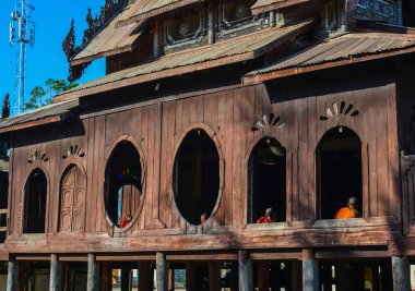 Nyaungshwe, Myanmar - 8 Şubat 2017. Nyaungshwe, Myanmar Shwe Yan Pyay Manastırı. Manastır şaşırtıcı 19. yy kırmızı tik Dekoratif yapı olduğunu.