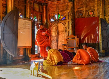 Nyaungshwe, Myanmar - 8 Şubat 2017. Genç Samaneras (acemi rahipler) oturma ve dua salonu, Shwe Yan Pyay manastırda eğitim.