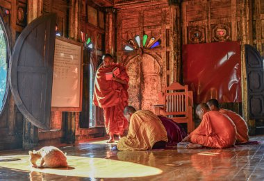 Nyaungshwe, Myanmar - 8 Şubat 2017. Genç Samaneras (acemi rahipler) oturma ve dua salonu, Shwe Yan Pyay manastırda eğitim.