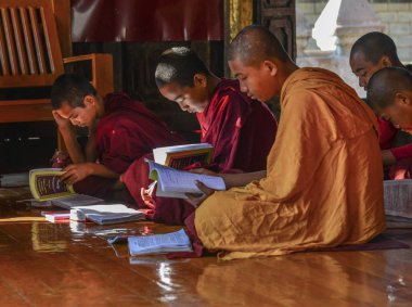 Nyaungshwe, Myanmar - 8 Şubat 2017. Genç Samaneras (acemi rahipler) oturma ve dua salonu, Shwe Yan Pyay manastırda eğitim.