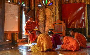 Nyaungshwe, Myanmar - 8 Şubat 2017. Genç Samaneras (acemi rahipler) oturma ve dua salonu, Shwe Yan Pyay manastırda eğitim.
