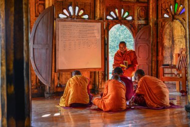 Nyaungshwe, Myanmar - 8 Şubat 2017. Genç Samaneras (acemi rahipler) oturma ve dua salonu, Shwe Yan Pyay manastırda eğitim.