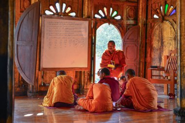 Nyaungshwe, Myanmar - 8 Şubat 2017. Genç Samaneras (acemi rahipler) oturma ve dua salonu, Shwe Yan Pyay manastırda eğitim.