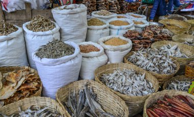 Geleneksel Asya Balık pazarı, ahır tam Taunggyi, Shan devlet, Myanmar (Burma, kurutulmuş deniz ürünleri).