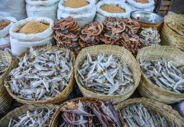 Geleneksel Asya Balık pazarı, ahır tam Taunggyi, Shan devlet, Myanmar (Burma, kurutulmuş deniz ürünleri).