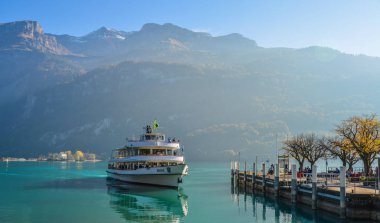 Brienz, İsviçre - 21 Ekim 2018. Turist Feribot Brienz, İsviçre göl kenarında. Turkuaz Gölü Brienz muhteşem dağ manzarası arasında ayarlanır.