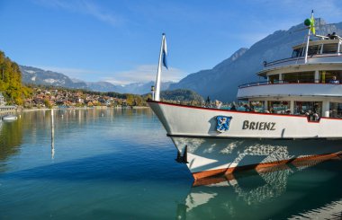 Brienz, İsviçre - 21 Ekim 2018. Turist Feribot Brienz, İsviçre göl kenarında. Turkuaz Gölü Brienz muhteşem dağ manzarası arasında ayarlanır.