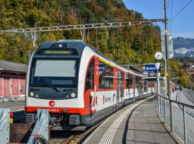 Interlaken, İsviçre - 21 Ekim 2018. Bir İsviçre tren istasyonu Interlaken, İsviçre durdurma. 1847 yılında Baden için Zürih'ten ilk İsviçre demiryolu hattı açıldı.