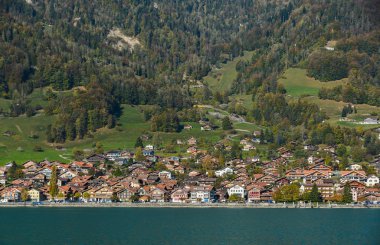 Göl Brienz, İsviçre'nin güzel sahne. Turkuaz Gölü Brienz muhteşem dağ manzarası arasında ayarlanır.