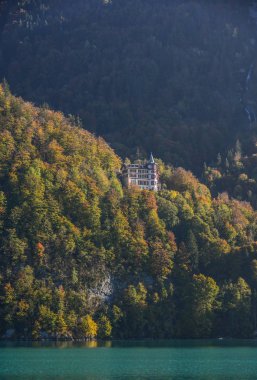 Göl Brienz, İsviçre'nin güzel sahne. Turkuaz Gölü Brienz muhteşem dağ manzarası arasında ayarlanır.