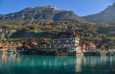 Brienz, İsviçre - 21 Ekim 2018. Göl Brienz, İsviçre yakınlarında güzel bir kasaba. Turkuaz Gölü Brienz muhteşem dağ manzarası arasında ayarlanır.