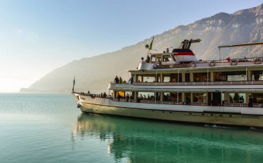Brienz, İsviçre - 21 Ekim 2018. Turist Feribot Brienz, İsviçre göl kenarında. Turkuaz Gölü Brienz muhteşem dağ manzarası arasında ayarlanır.
