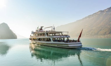 Brienz, İsviçre - 21 Ekim 2018. Turist Feribot Brienz, İsviçre göl kenarında. Turkuaz Gölü Brienz muhteşem dağ manzarası arasında ayarlanır.