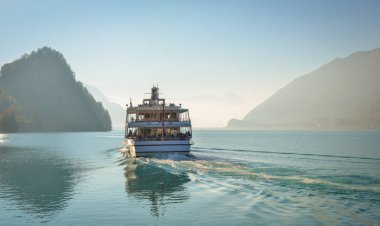 Brienz, İsviçre - 21 Ekim 2018. Turist Feribot Brienz, İsviçre göl kenarında. Turkuaz Gölü Brienz muhteşem dağ manzarası arasında ayarlanır.