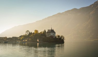 Göl Brienz, İsviçre'nin güzel sahne. Turkuaz Gölü Brienz muhteşem dağ manzarası arasında ayarlanır.