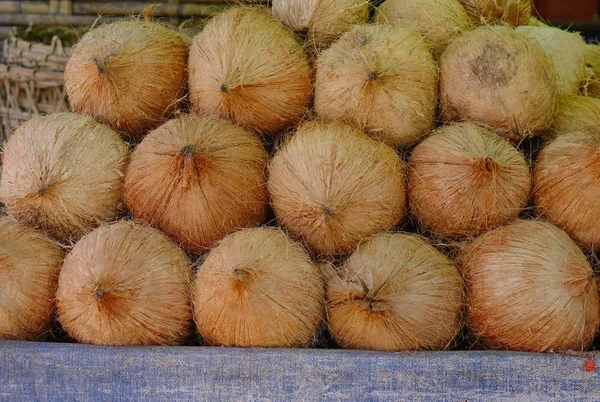 Πωλούν Φρούτα Καρύδα Στην Αγροτική Αγορά Στη Γιανγκόν Μιανμάρ — Φωτογραφία Αρχείου